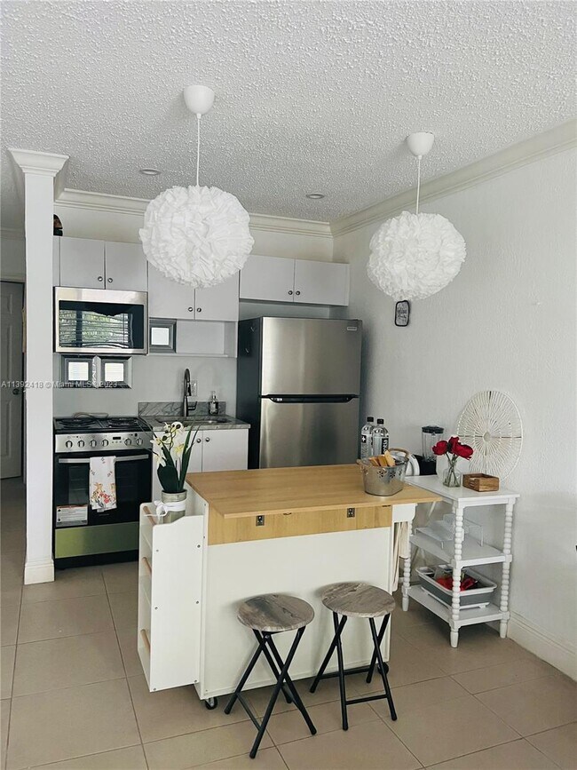 Building Photo - 2100 Diana Dr