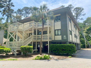 Building Photo - Two Bedroom Condo Located close to Everything Hilton Head Island has to Offer!
