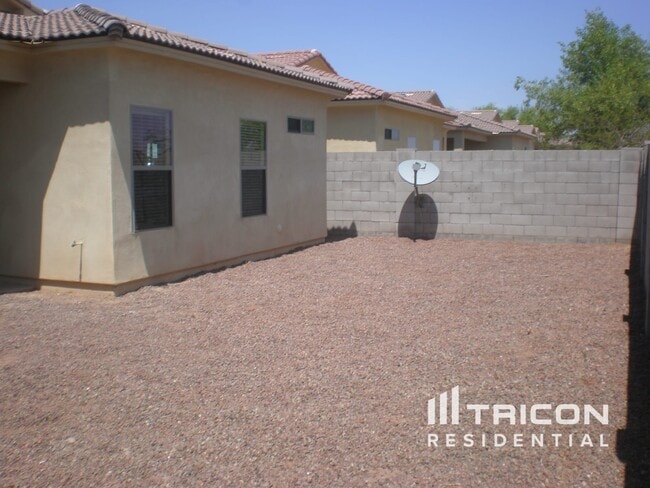 Building Photo - 15613 N Poppy St