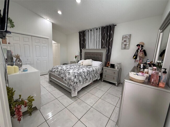 Building Photo - 9940 SW 146th Ct