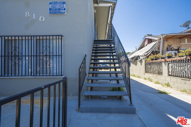 Building Photo - 810 W 62nd St