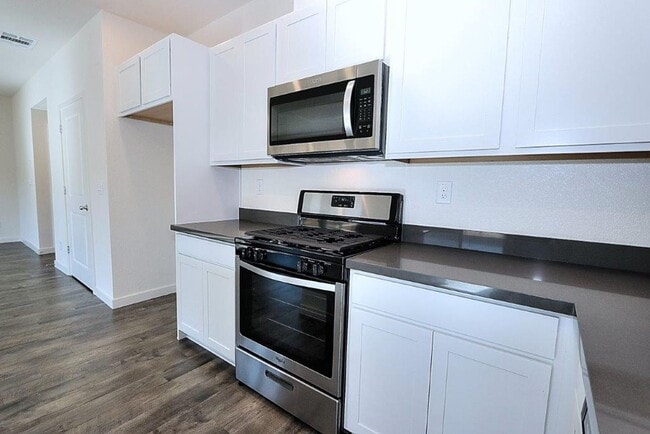 Building Photo - Beautiful Lincoln Home Available in May!