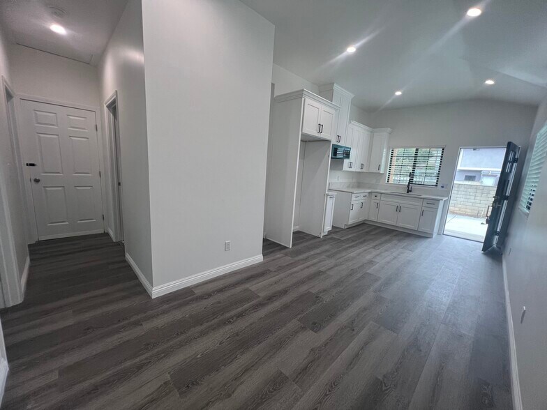 Building Photo - 504 E Newmark Ave