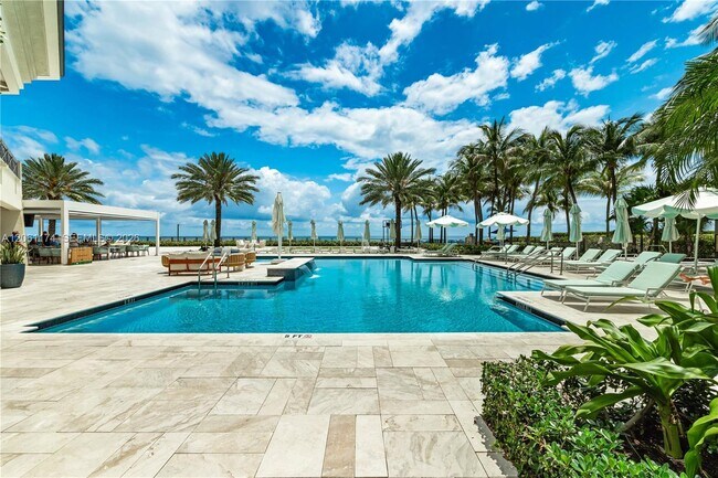 Building Photo - 16051 Collins Ave