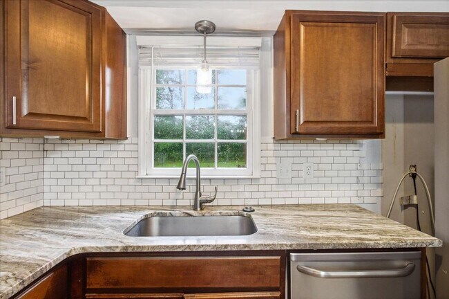 Building Photo - 208 Greenbriar Dr