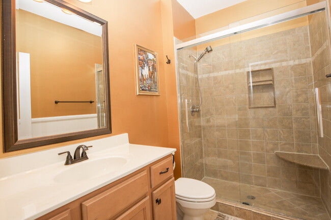 Building Photo - Charming End-Unit Townhome in Southern Pines