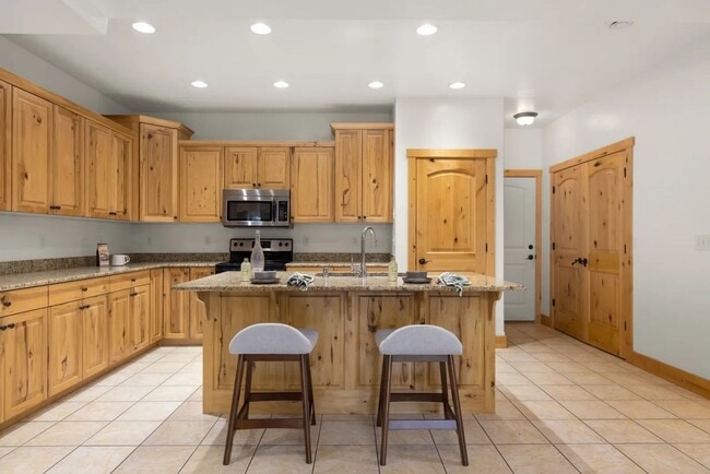 Building Photo - 3 Bed 2 Bath Condo!