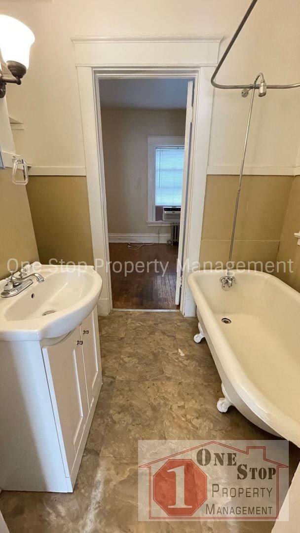 Building Photo - Gorgeous and Unique 2 Bedroom, 1 Bathroom ...