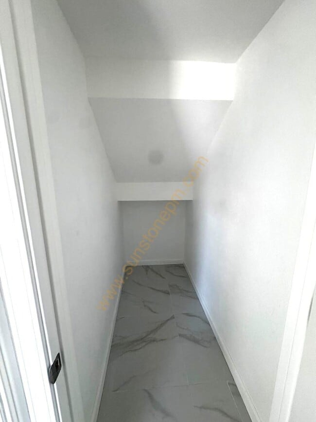 Building Photo - 696 E 9th St