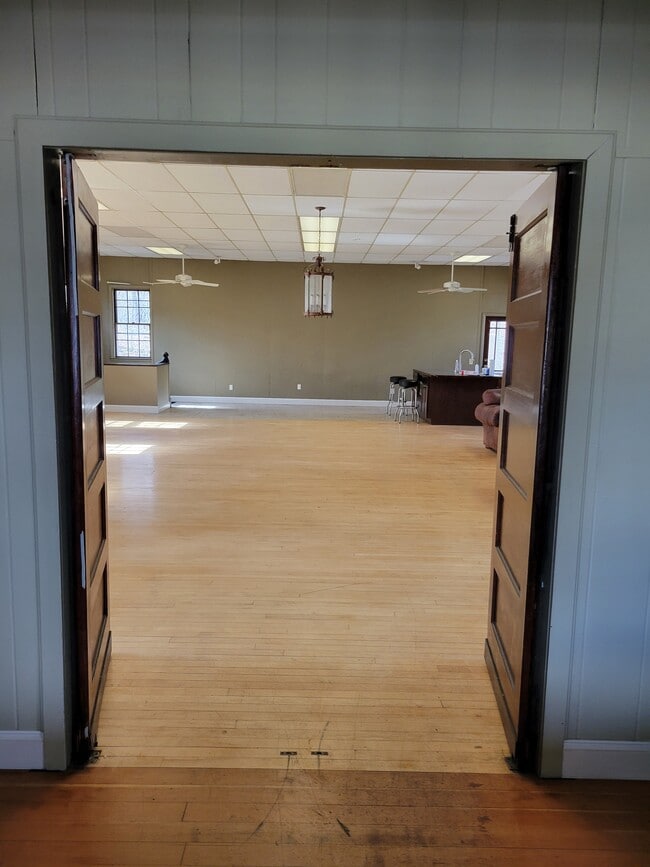 1600 sq ft studio - 4237 Post Rd