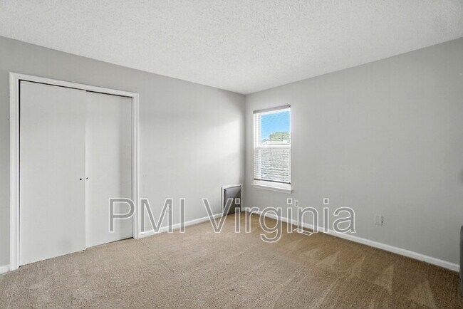 Building Photo - 5489 Glenville Cir