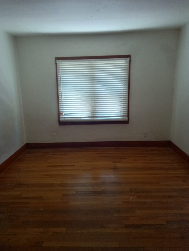 Building Photo - 433 E 23rd St