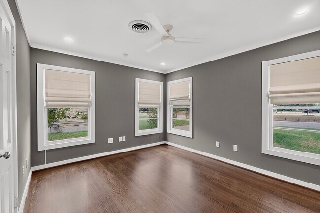 Building Photo - Gorgeous 2/2 Bungalow with Private Pool