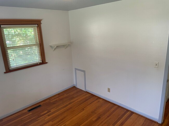 Building Photo - AVAILABLE NOW!  4 Bedroom House on Melrose...