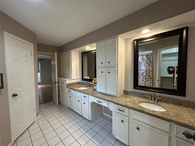 Building Photo - 17718 Surreywest Ln