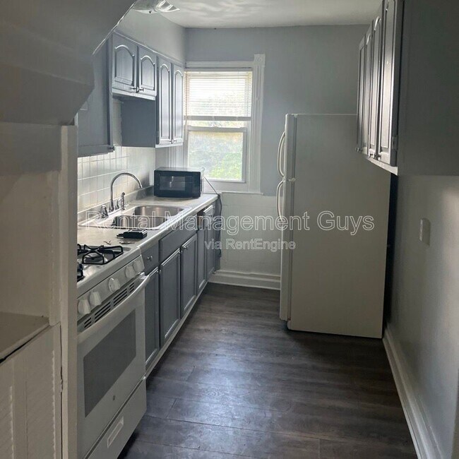 Building Photo - 2110 Fremont Ave N