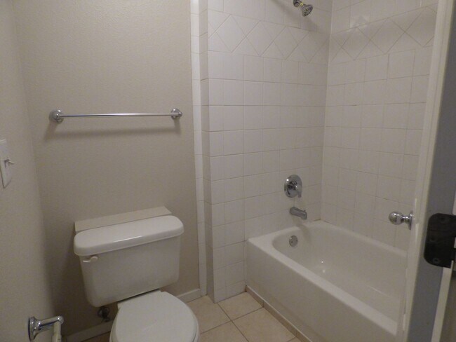 Building Photo - $0 DEPOSIT OPTION. 2 BED 2.5 BATH CONDO AT...