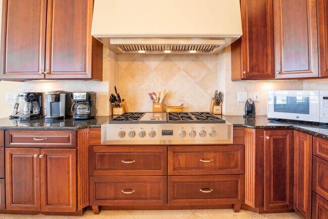 Building Photo - RENT MONTHLY THIS AMAZING HOME THIS OFF-SEASON