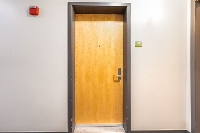 Building Photo - 1BD, 1BA Downtown Denver Condo with Garage...