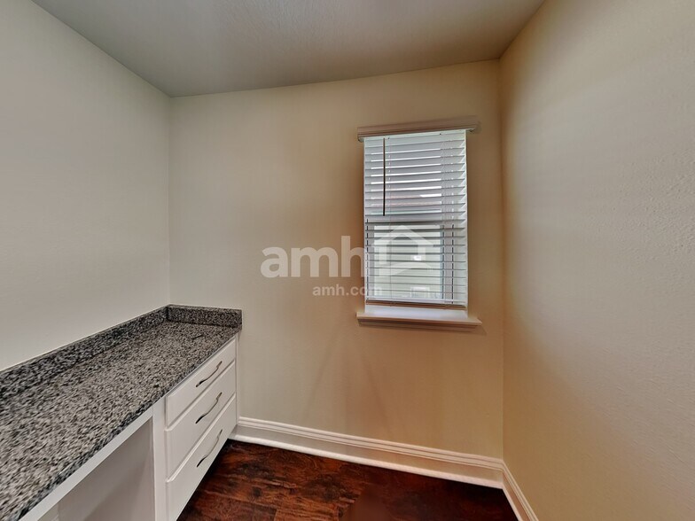 Building Photo - 185 Banyan Frst Dr