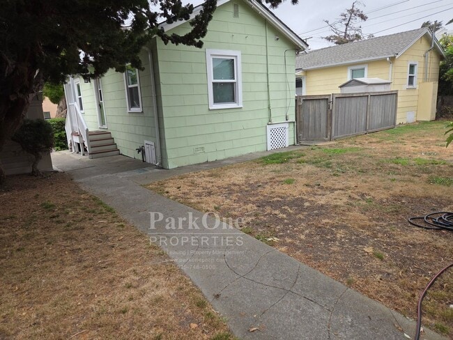 Building Photo - 979 Stannage Ave