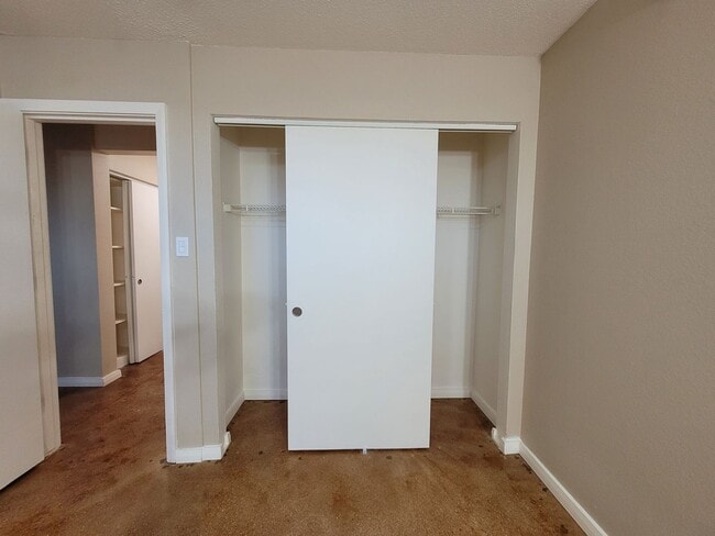Building Photo - 809 S Circle Dr