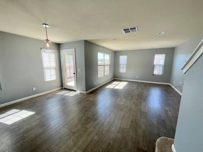 Building Photo - Beautiful 3 Bedroom 2.5 Bath Single Family...