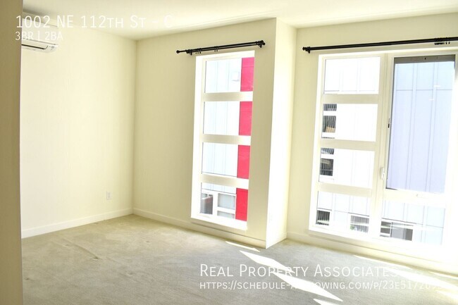 Building Photo - 1002 NE 112th St