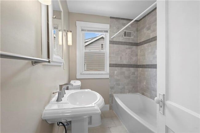 Building Photo - Tucked-Away 3bed 1 bath Treasure with City Perks Just Minutes Away