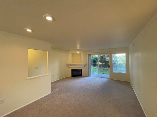 Building Photo - Sammamish - 3 BR, 2 BTH ground floor condo...