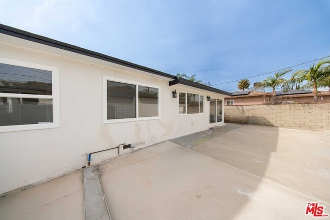 Building Photo - 8432 Glenoaks Blvd