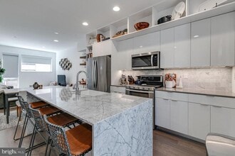 Building Photo - 938 N Leithgow St