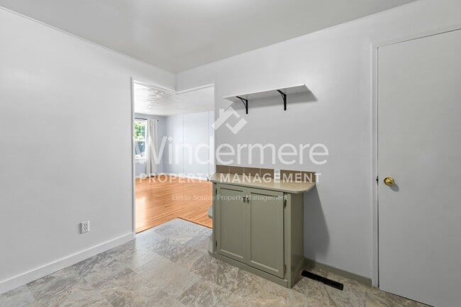 Building Photo - Welcome to this charming 3-bedroom, 1-bath...