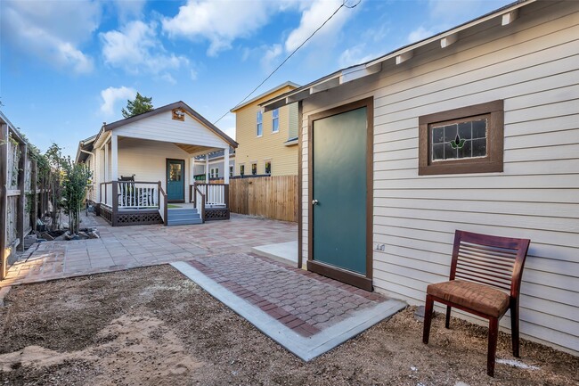 Building Photo - 611 Harvard St