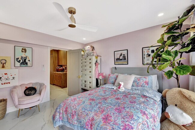 Building Photo - 1981 Coral Gardens Dr