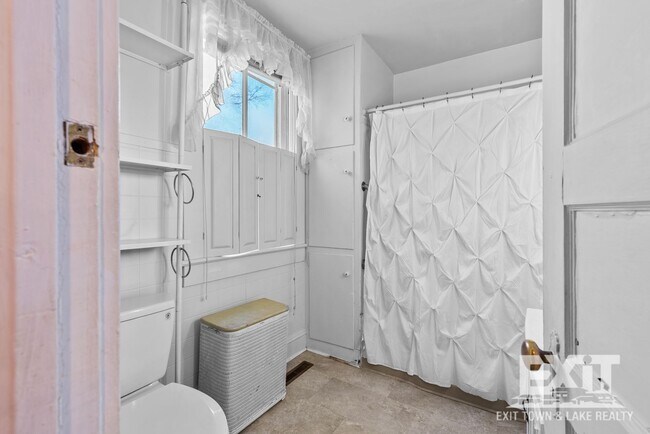 Building Photo - 3 Bedroom 2 Bathroom Home