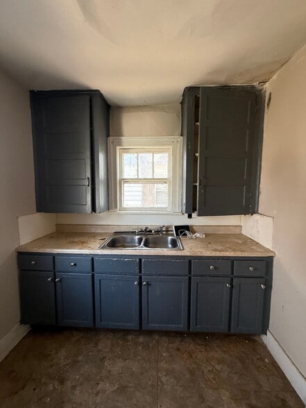 Building Photo - 521 E Marengo Ave