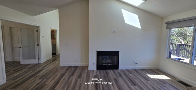 Building Photo - large custom home with peek a boo ocean views