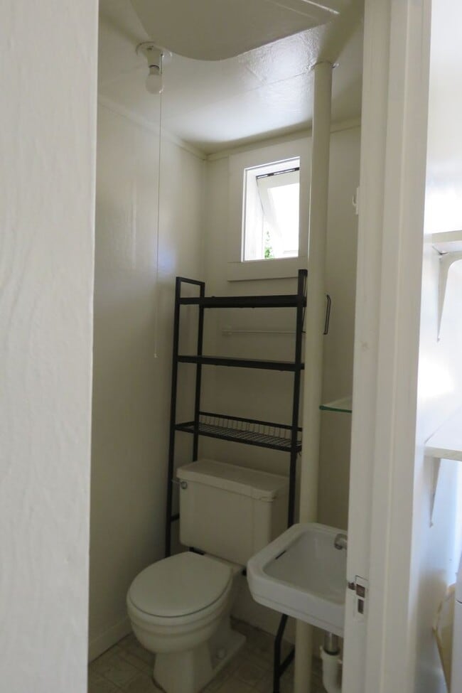 Building Photo - 2 BEDROOM SUNSET HOUSE - PLUS BONUS ROOM