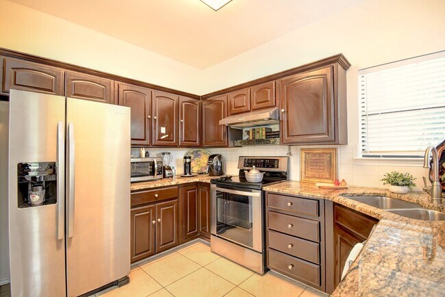 Building Photo - 719 Oak Hollow Dr