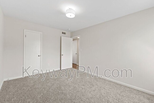 Building Photo - 1030 Carriage Dr