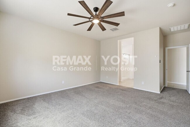 Building Photo - Beautiful Kitchen, Open Layout, and Room to Relax!
