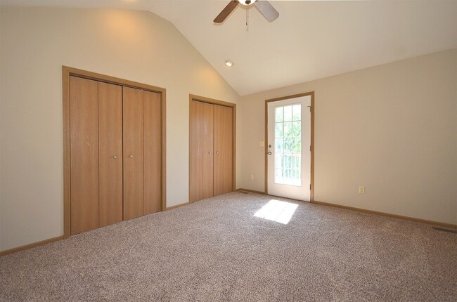 Building Photo - Platte City 2 Bedroom, 2 Bath Duplex with ...