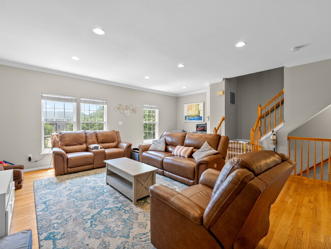 Building Photo - Elegant Colonial Townhome Living in Histor...