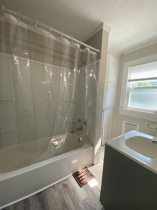 Building Photo - A charming three bedroom, one bathroom sin...