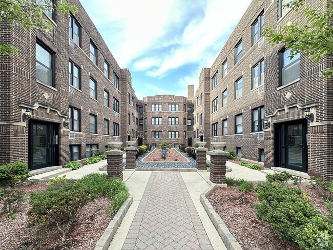 Building Photo - 753 W Addison St