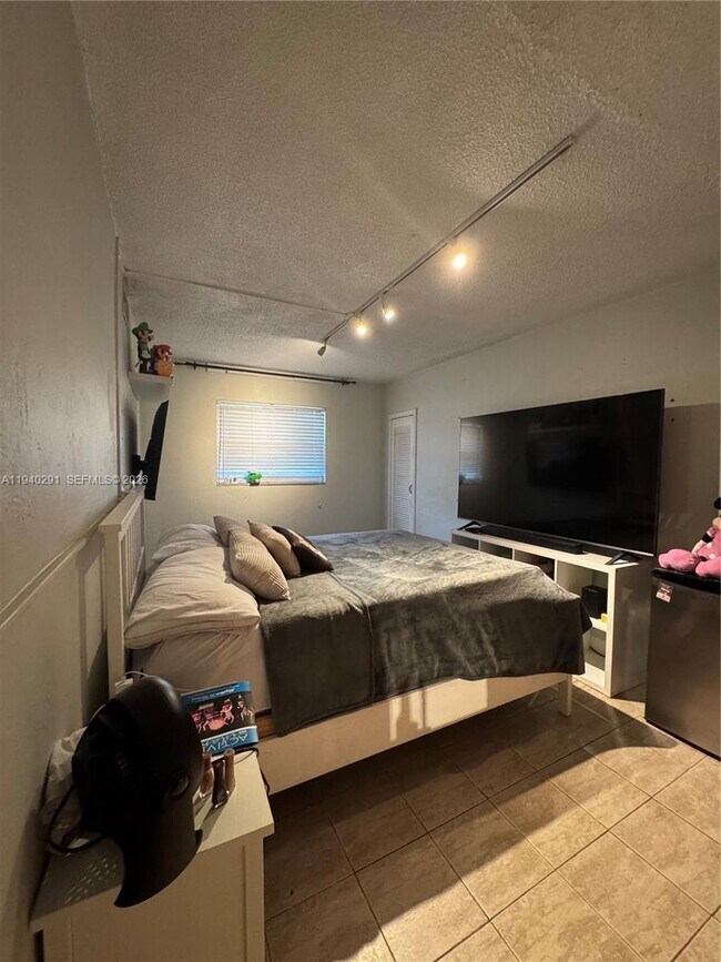 Building Photo - 230 Sunrise Dr