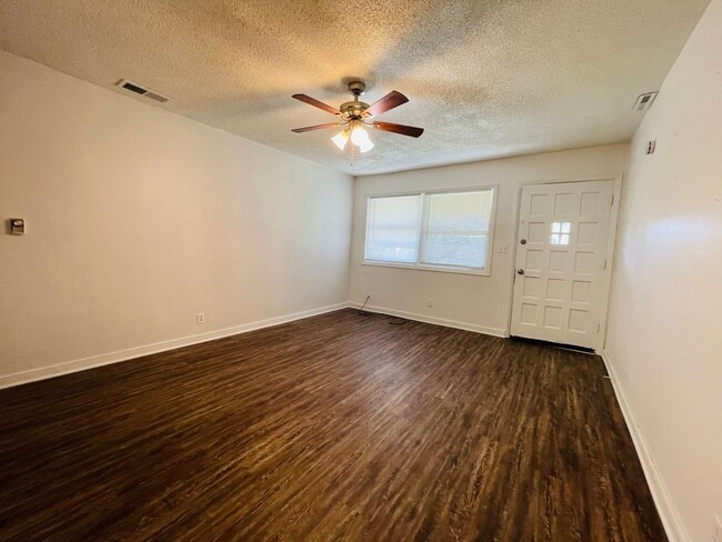 Building Photo - 802 W Main St