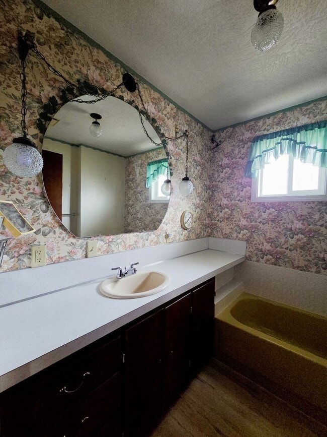 Building Photo - Spacious Cottage on 1/2 Acre Lot