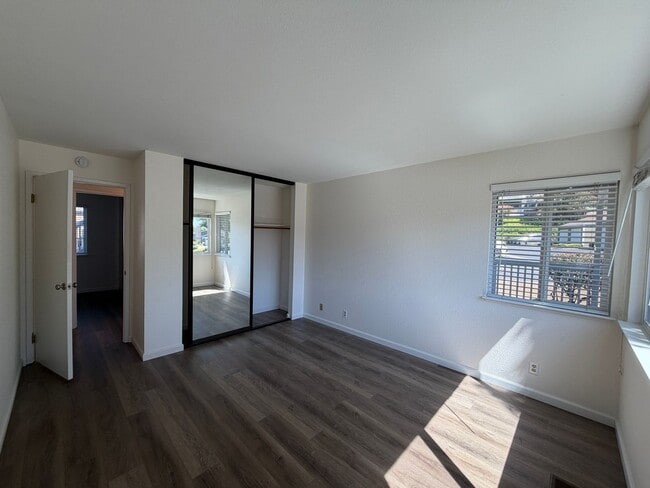 Building Photo - Ground floor Condo with sky views, Benicia